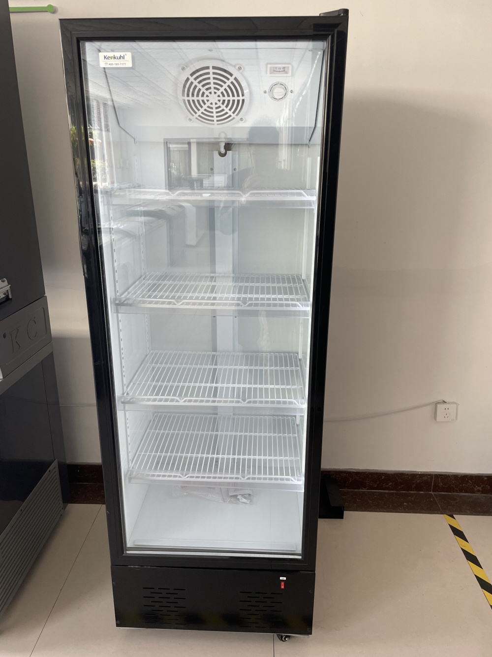 Kenkuhl commercial beverage upright showcase refrigerator fan cooling visi cooler display vertical fridge chiller