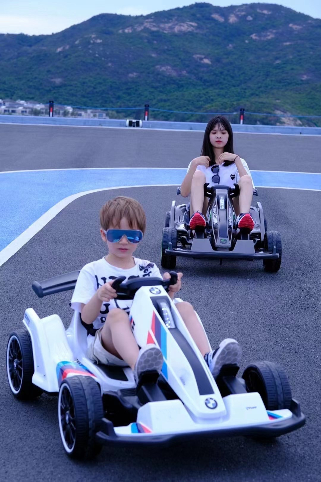 Electric Ride On Go Kart, Outdoor Racing Go-Kart, Electric Karting Vehicle for Boys and Girls Ride On car toys go kart