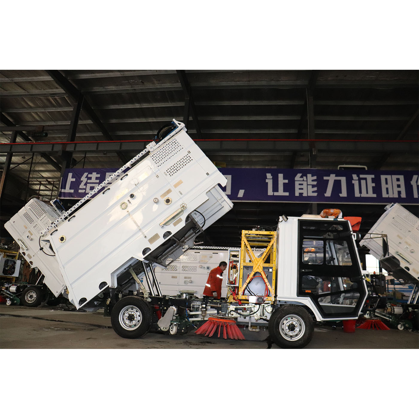 KEYU  Electric Vacuum Road Sweeper Truck Moving Small Cubic Road Sweeper Street Floor Road Sweeper Truck