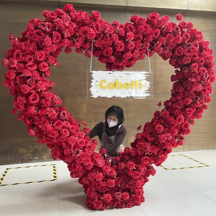 KCFA-129 Proposal Decoration Artificial White Flower Arch Rose Heart Shaped Stand Wedding Heart Arch Backdrop