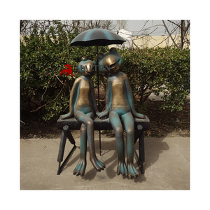 Frog Couple with Umbrella Sculpture Hand Made Casting Metal Craft Bronze High Quality Art Wooden Case Digital Printing Europe