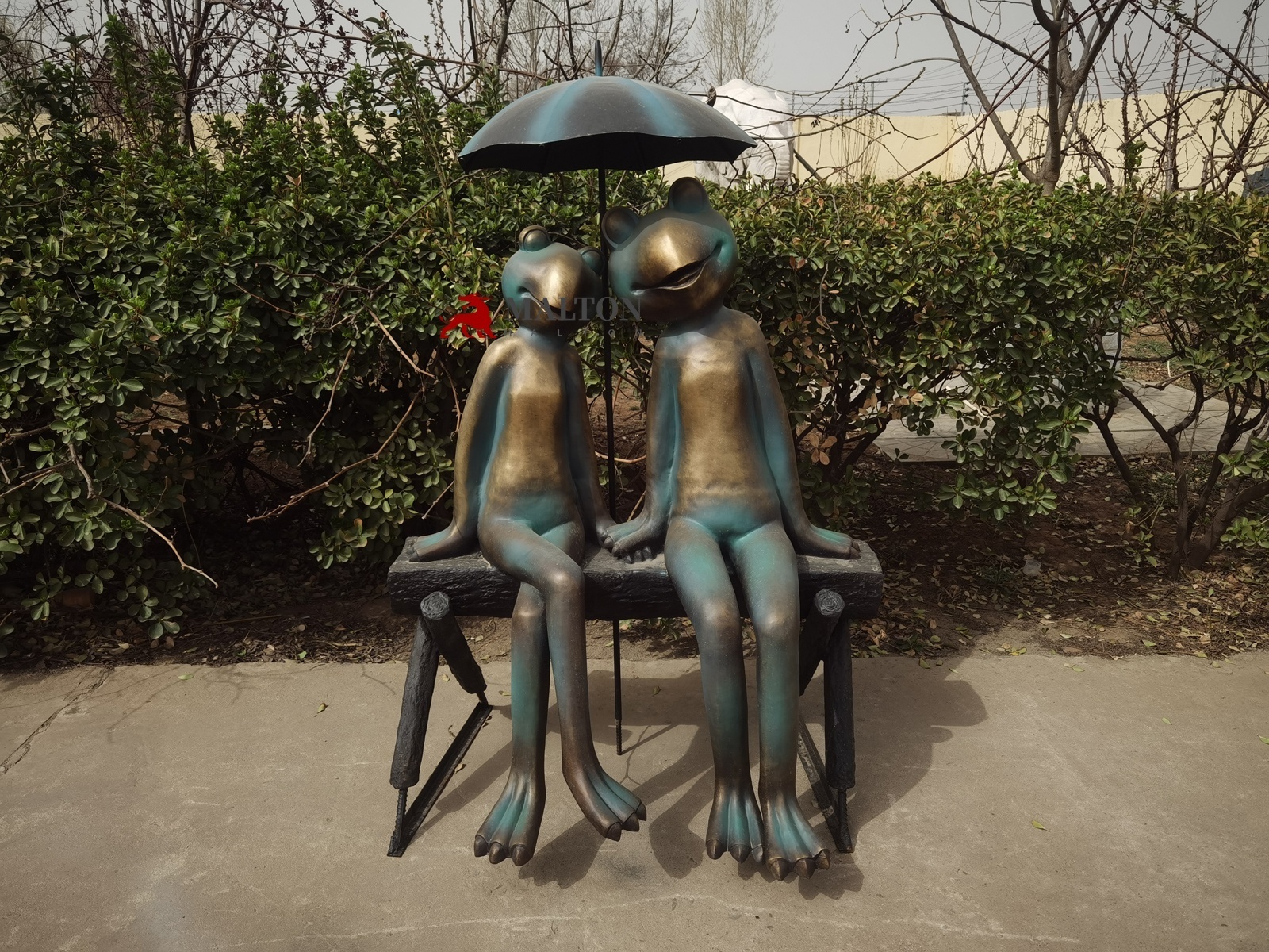 Frog Couple with Umbrella Sculpture Hand Made Casting Metal Craft Bronze High Quality Art Wooden Case Digital Printing Europe