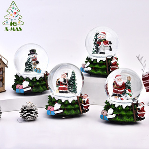 KG Xmas Factory Wholesale adornos de navidad Red Green Train Resin Glitter Musical Lights Battery Operated Christmas Snow Globe