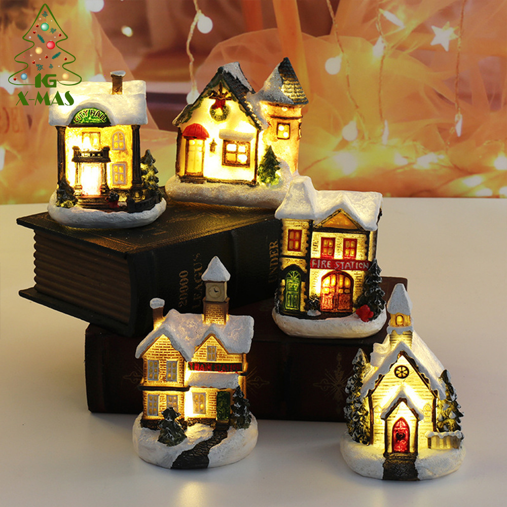 KG Xmas Source Factory Wholesale Adornos de Navidad Small LED Light Snowing Resin Village House Christmas Resin Ornaments