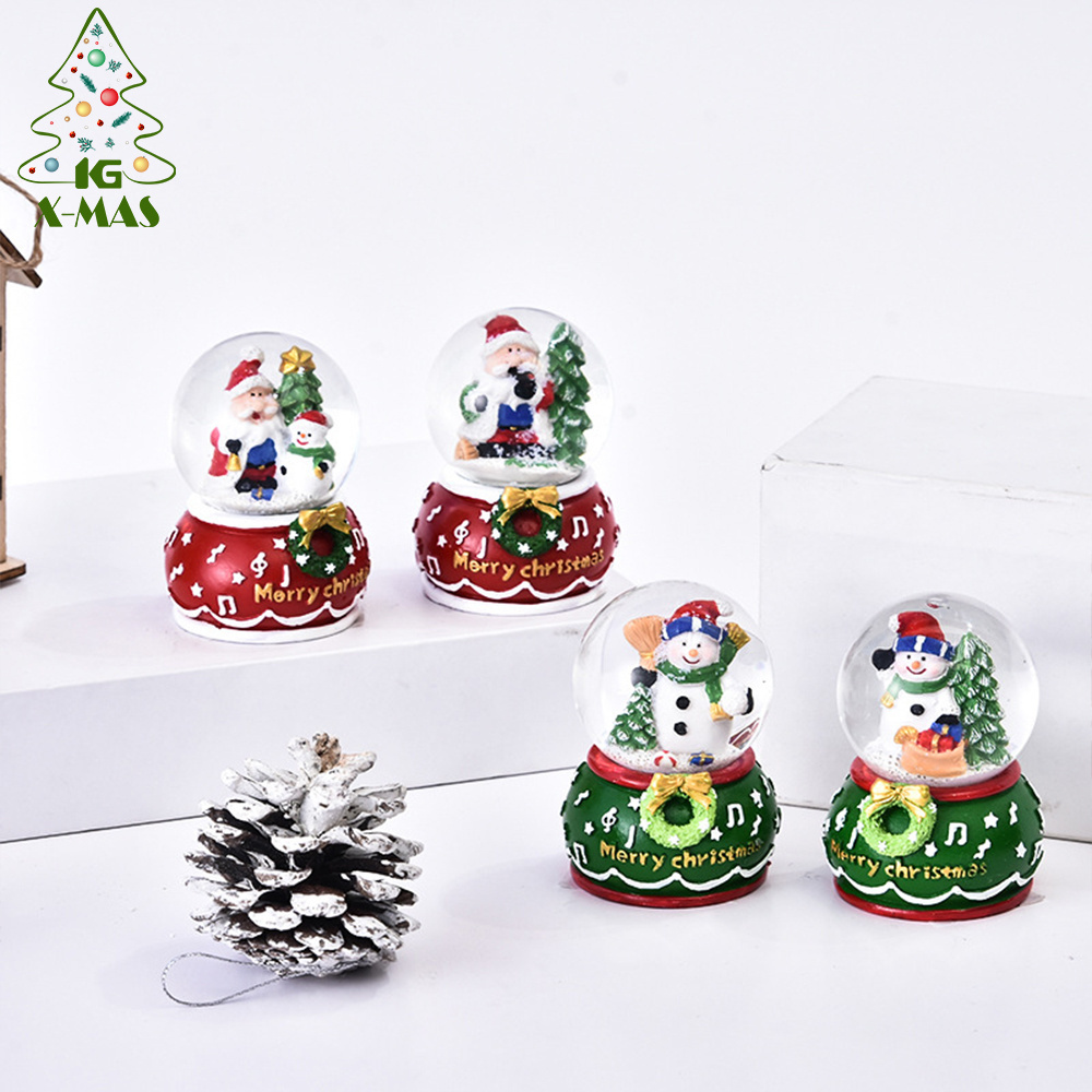 KG Xmas Factory Wholesale adornos de navidad Red Green Train Resin Glitter Musical Lights Battery Operated Christmas Snow Globe