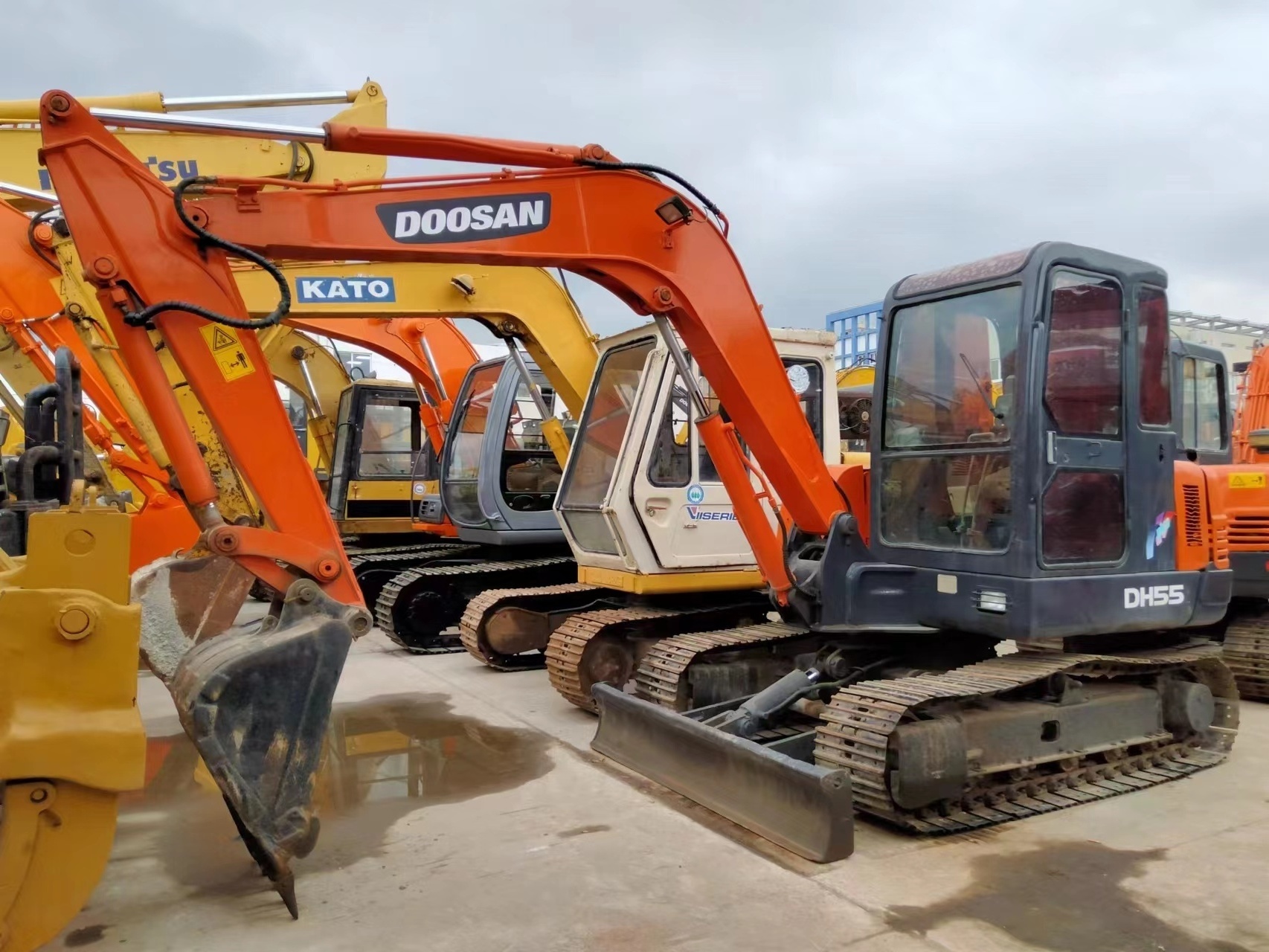 used DH55 Used Doosan DH255 crawler excavator, backhoe digger DH60 may xuc, Doosan mini excavator with dozer blade hot sale