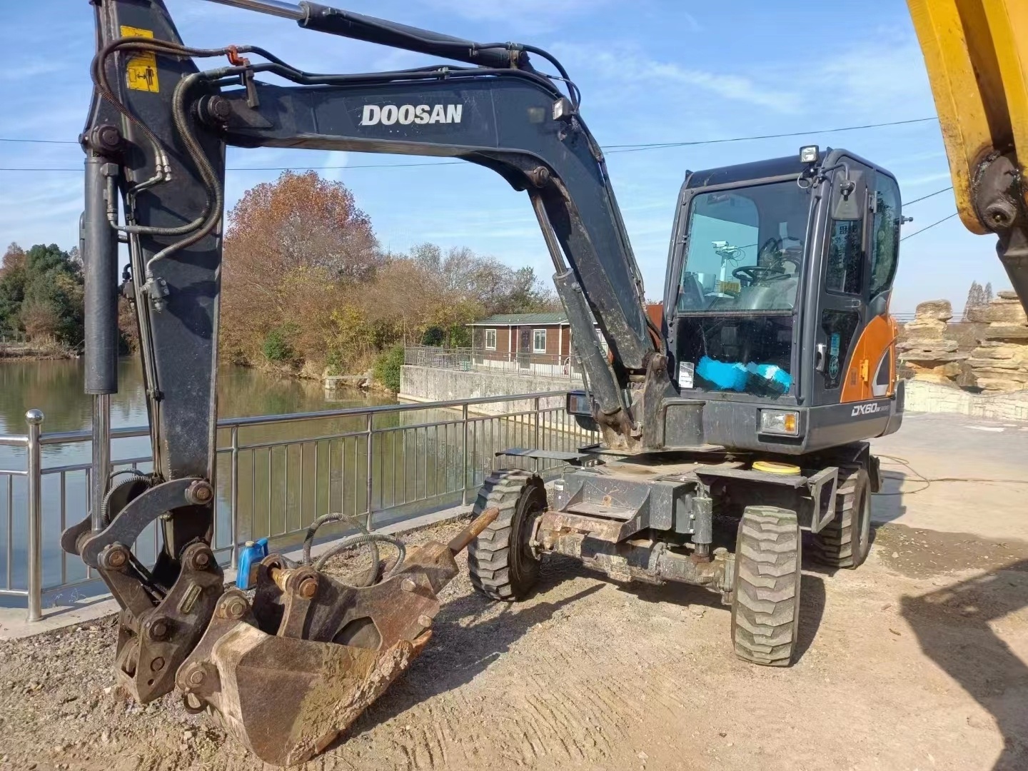 DOOSAN Mini Wheel Used Dx60W Excavator 6 TON Second Hand Wheel Digger DX60 DH60 5t 6t DOOSAN used excavator for sale