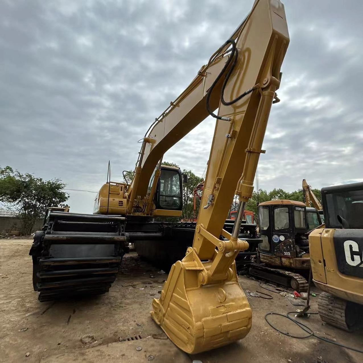 Good quality low price used cat 320d amphibious dredging excavator Original used boat excavator for sale