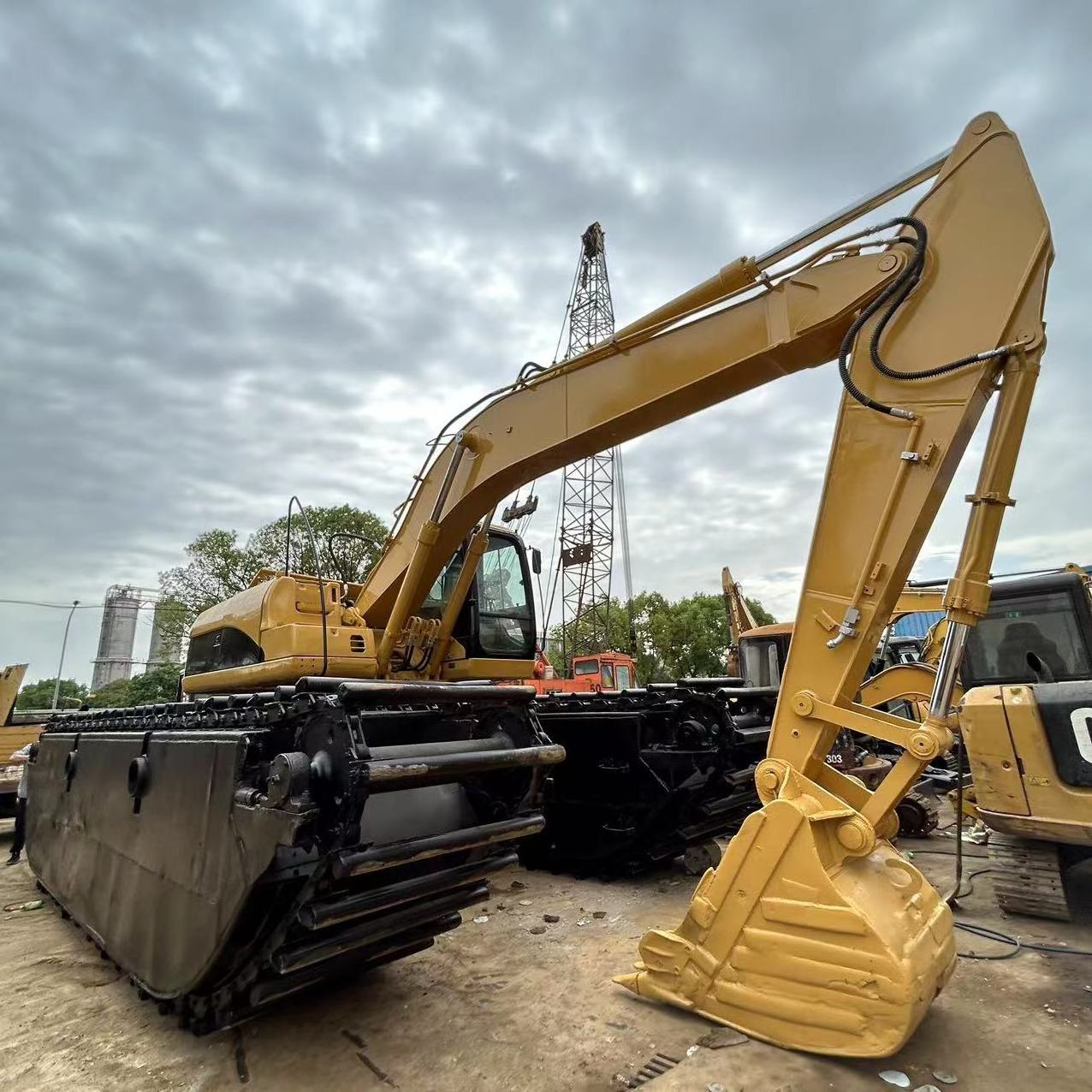 Good quality low price used cat 320d amphibious dredging excavator Original used boat excavator for sale