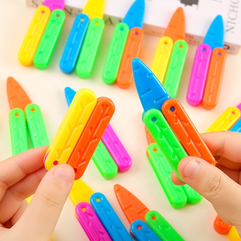 Children's decompression toy mini 3D radish knife Douyin network red retractable butterfly knife boy pressure push card knife