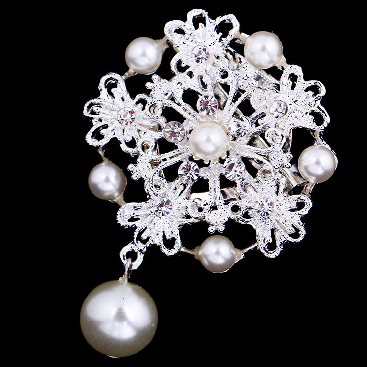 New Fashion Clear Shiny Rhinestone Crystal Hollow Out Flower Charming Imitation Pearl Brooch Pins for Bridal Wedding Jewelry