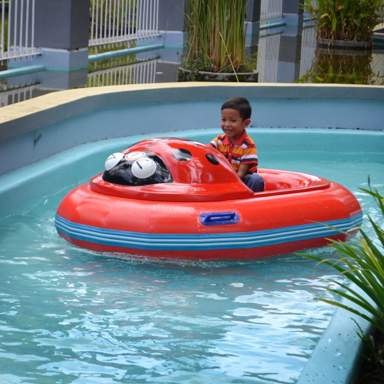 Factory hot sale fiberglass electric inflatable adult and kid for pool water bumper boat