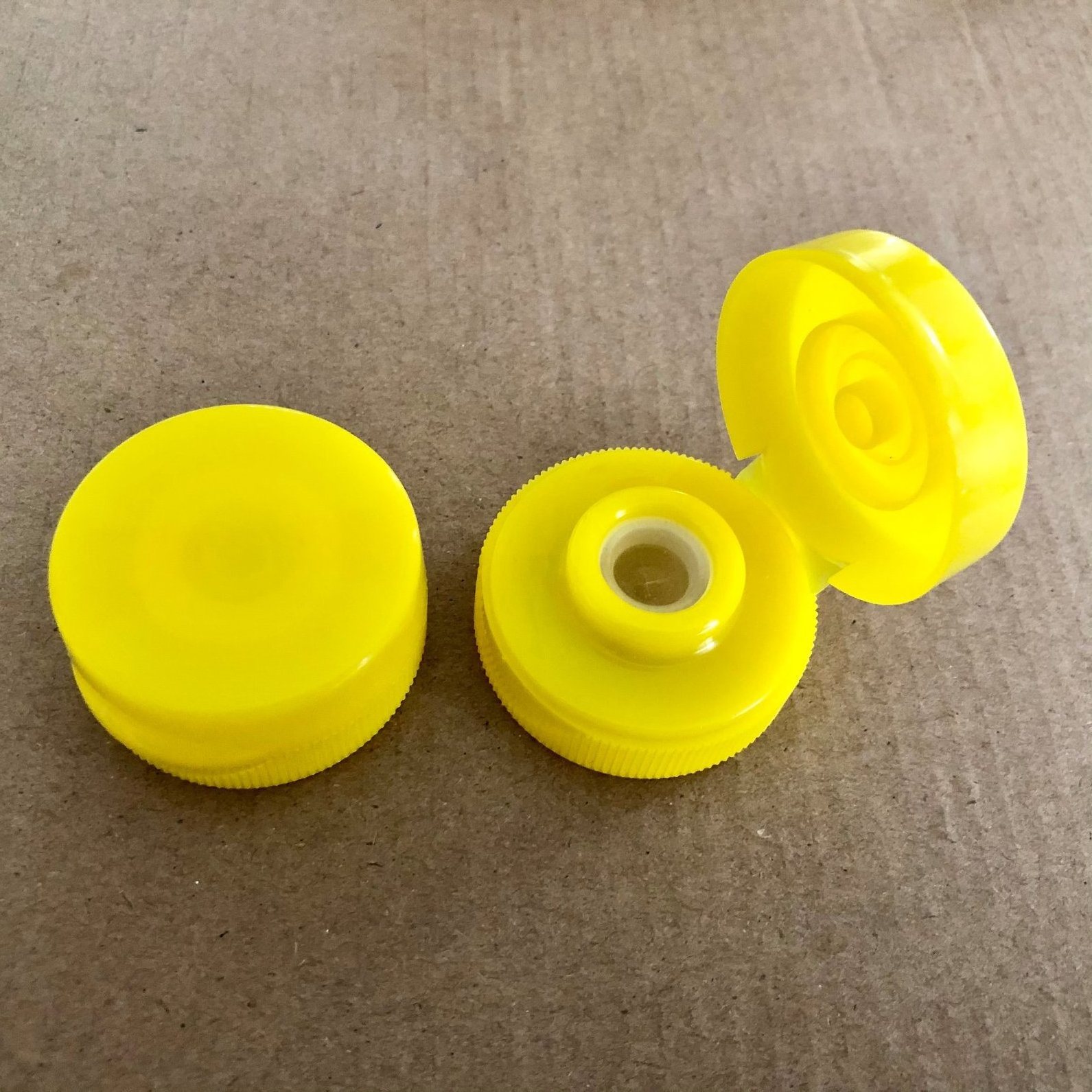 High Quality 28/400 28mm Flexible Check Silicone Flip Top Cap Natural Color Plastic Top Water Bottles Made PP PET Screw Closure