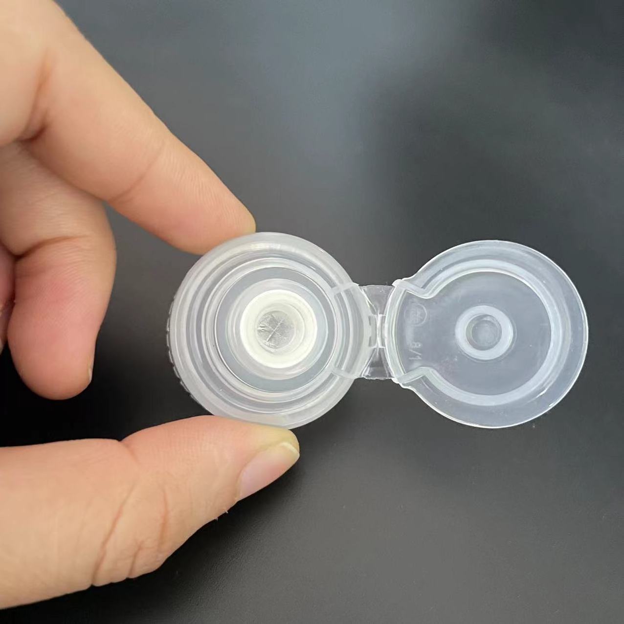 High Quality 28/400 28mm Flexible Check Silicone Flip Top Cap Natural Color Plastic Top Water Bottles Made PP PET Screw Closure