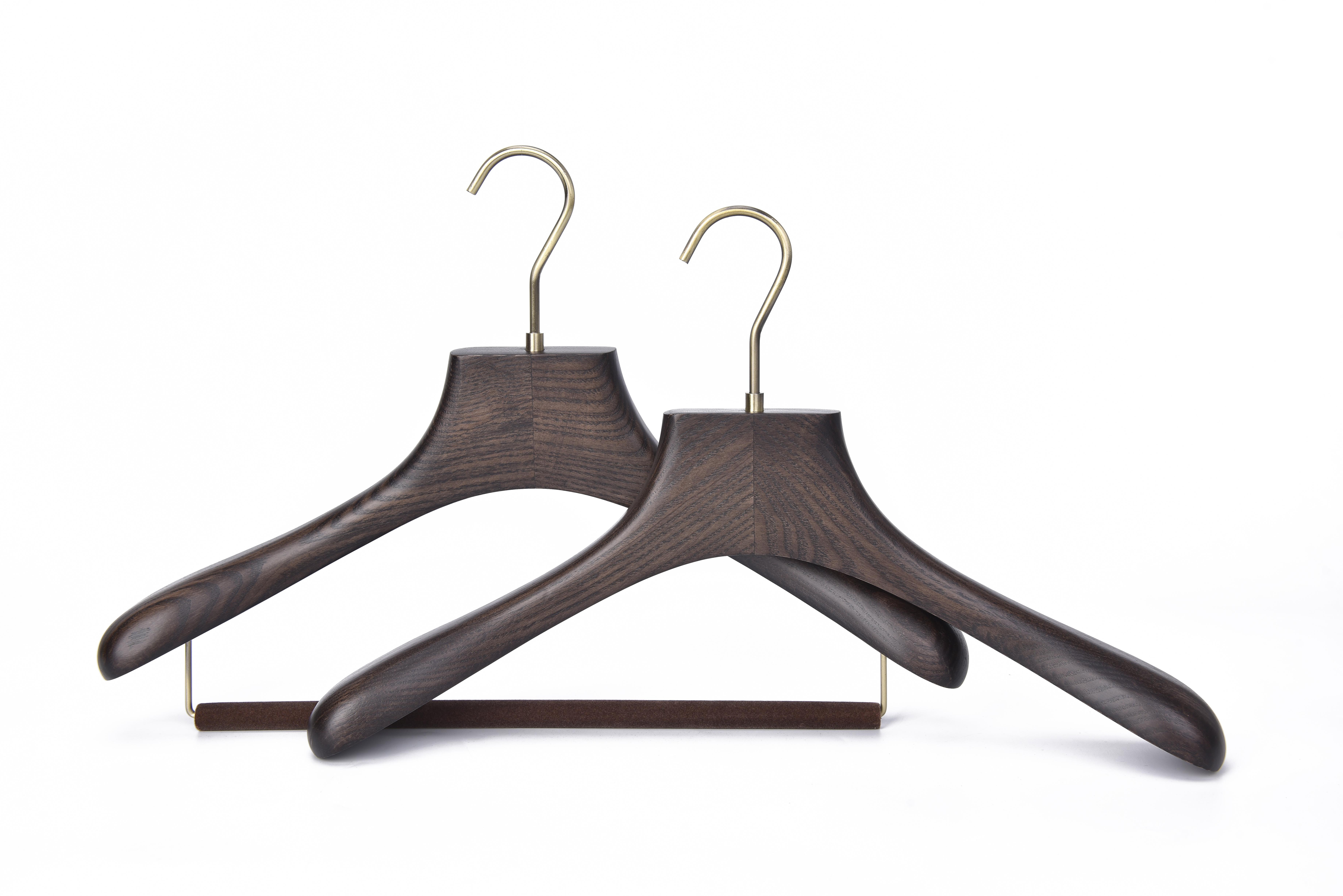 custom logo high end luxury wood coat hangers for clothing store golden hook