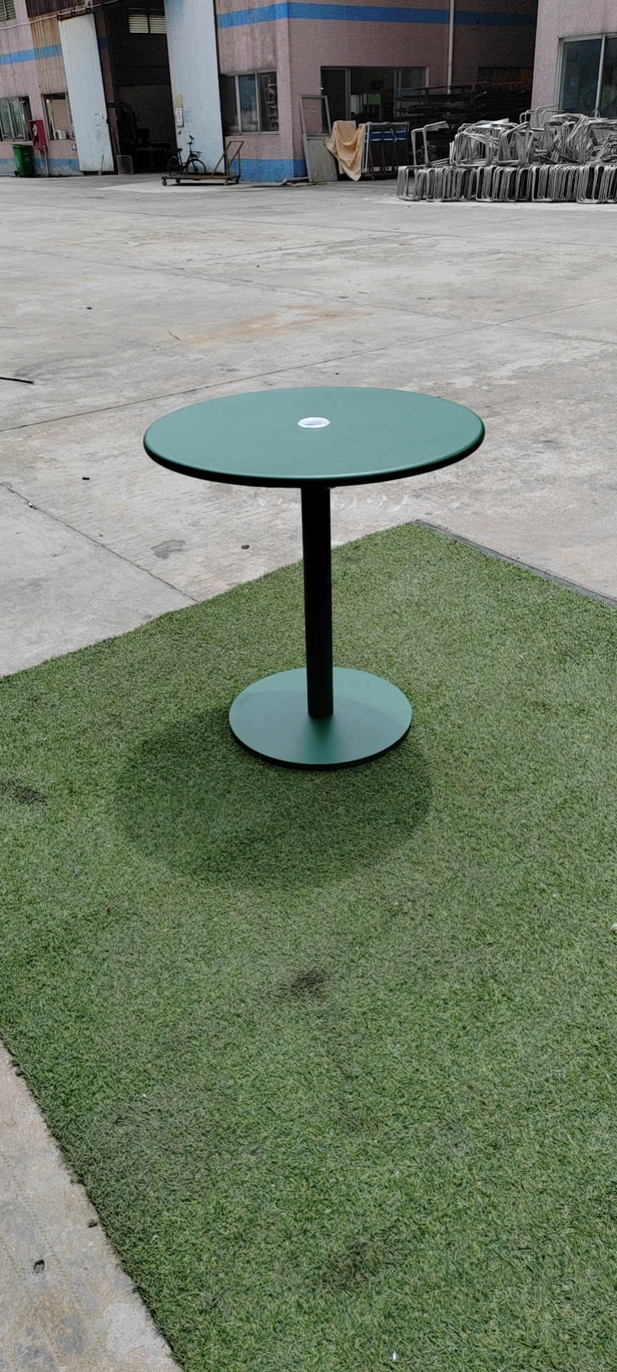 Modern aluminium cafe table and chairs outdoor patio round table set with heavy base and umbrella hole