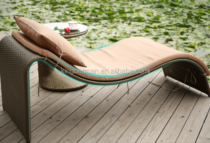 Popular Outdoor Furniture Patio Hotel Poolside Lounger Rattan Chaise Lounge with Cushion