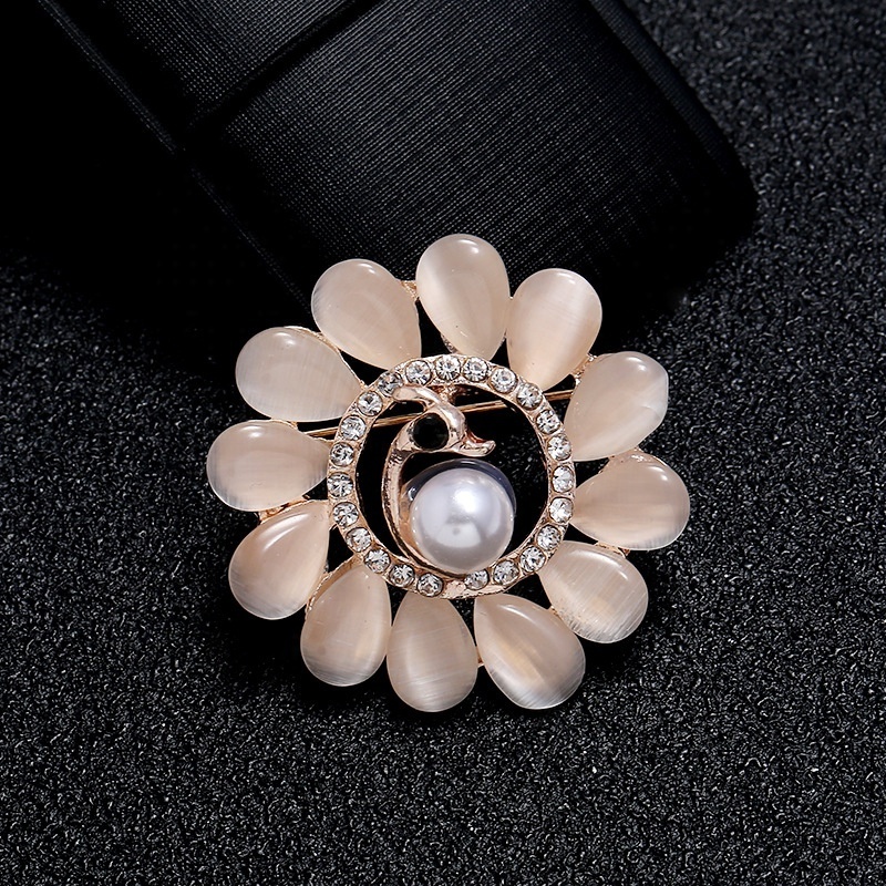 Luxury Fashion Ladies Brooch Cat's Eye Pearl Rhinestone Brooch Clothes Accessories