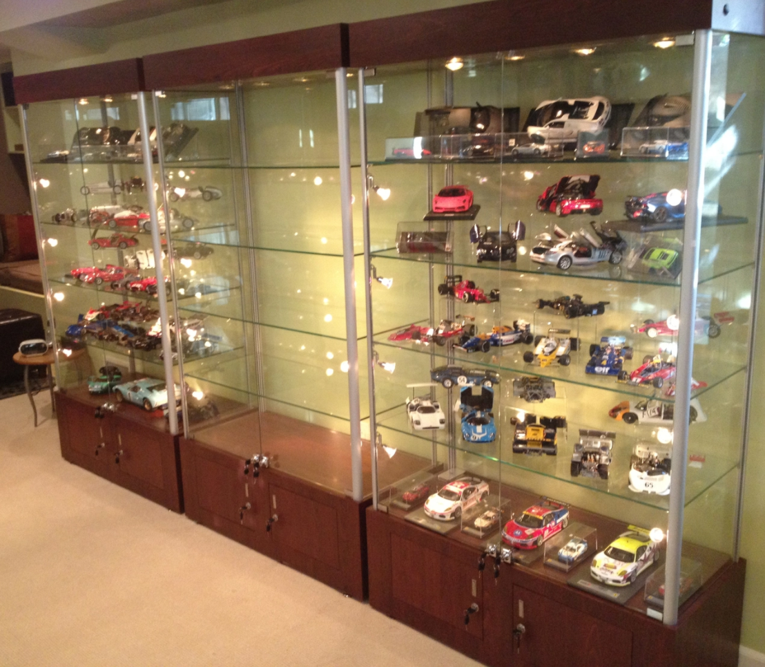 Full vision mdf slatwall and tempered glass smoke shop glass display cabinet showcases for handbags glass display showcase