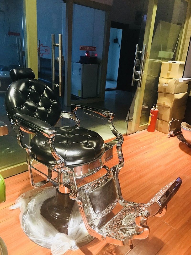 Vintage Barber Chair Big Pump for Men's Barber Chairs With Silver Frame Salon Furniture