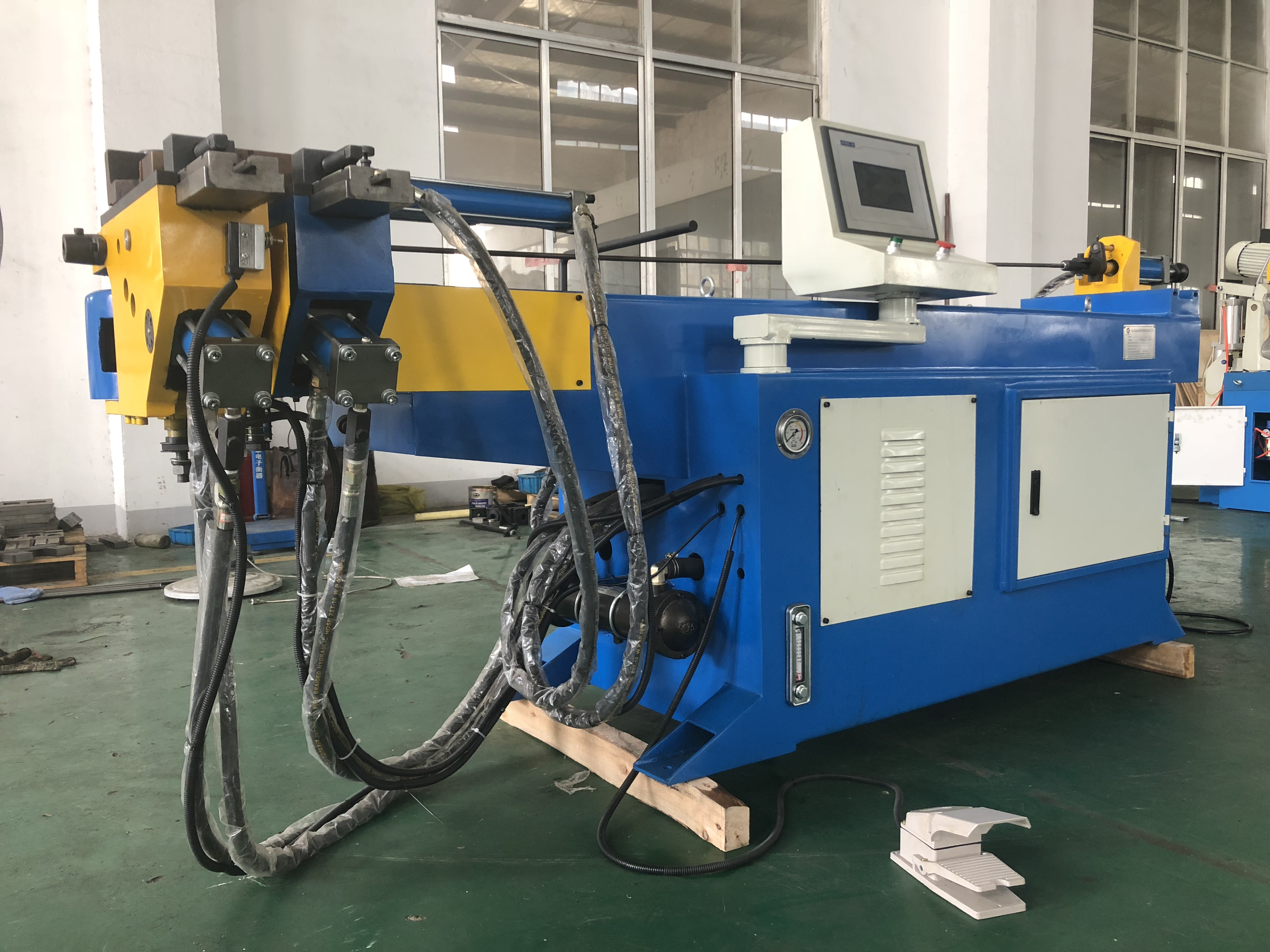 Discount on semi-automatic Pipe and tube bending machine with high precision iron metal bending machine