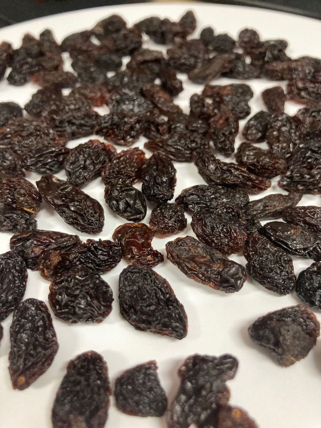 Chinese new crop dried  black raisin sultana currant dry grapes