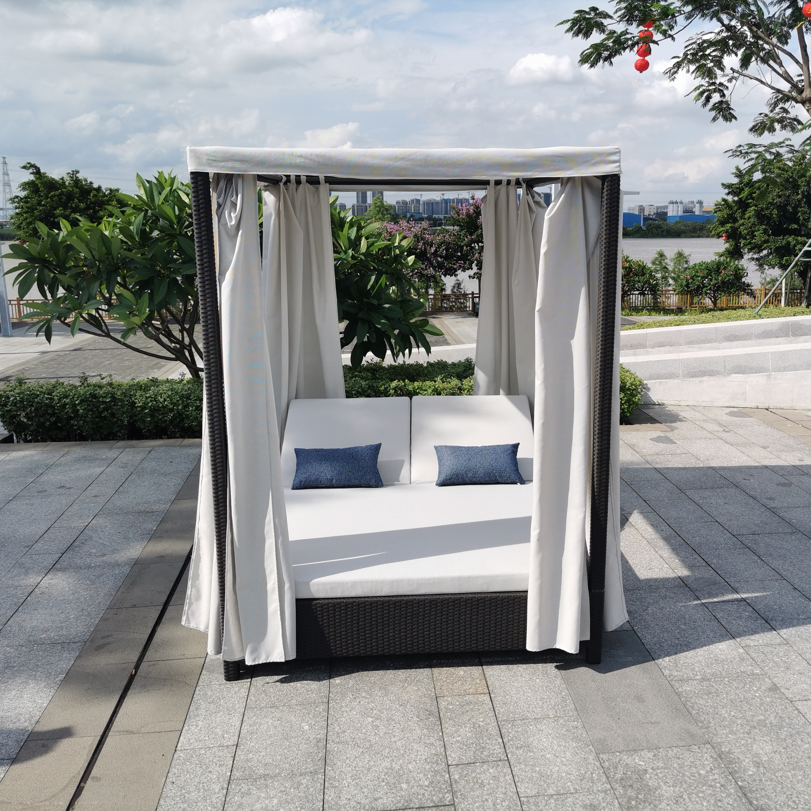 Factory direct prices elegant design aluminum outdoor deck chair high-rating hotels patio garden rattan weaving chaise lounge