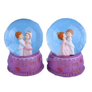 Wedding Gifts Polyresin Valentine's Day Souvenir Dancing Glass Couple Snow Globe