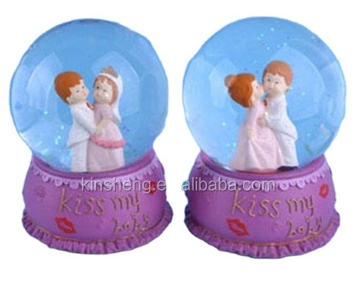 Wedding Gifts Polyresin Valentine's Day Souvenir Dancing Glass Couple Snow Globe