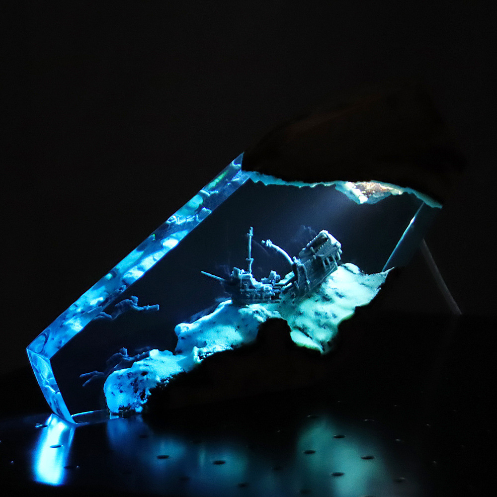 New Arrival Tabletop Night Light Decorated Blue Diver and Whale Table Lamp Epoxy Resin Lamp