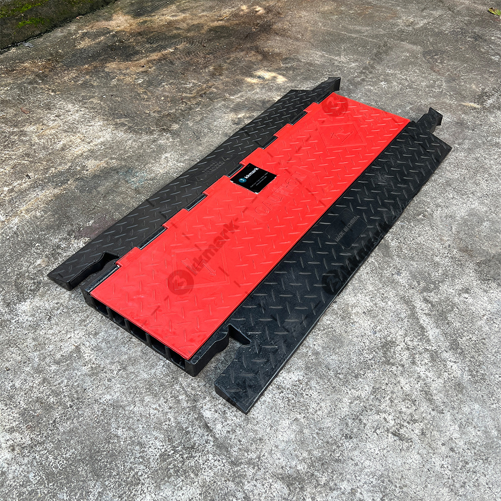 TPU material red orange black Yellow heavy duty speed hump Bumps Rubber Industrial  5 Channel Ramp Plastic Cable Protector