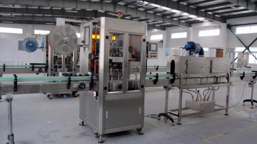 Automatic plastic and glass bottle labeling machine shrink sleeve applicator