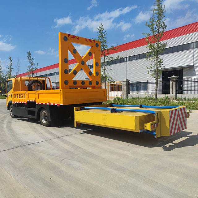 China Low Price Dongfeng Brand 70K Anti-Collision Buffer Vehicle Double Cabin Crash-Proof Truck