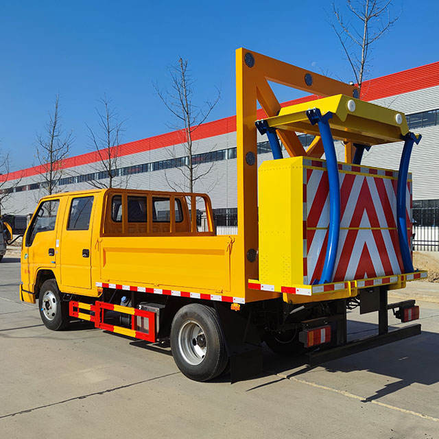 China Low Price Dongfeng Brand 70K Anti-Collision Buffer Vehicle Double Cabin Crash-Proof Truck