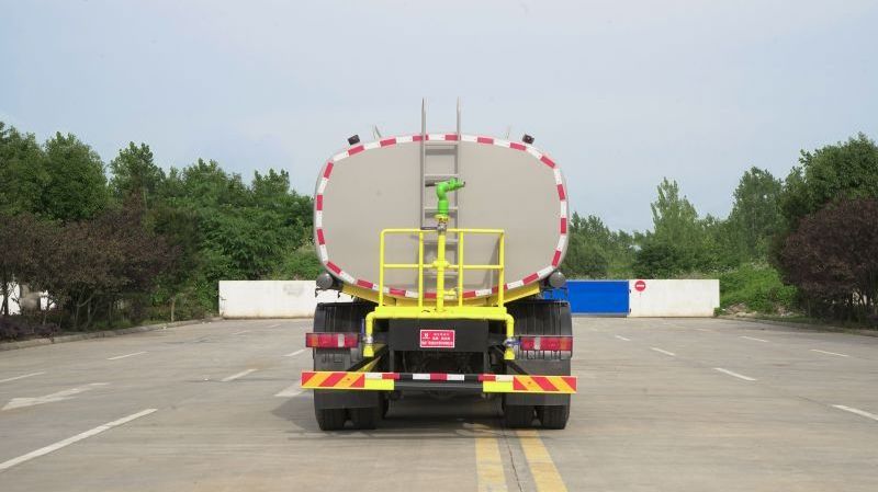 Sinotruk 6X4 HOWO 20000 Liters Fuel Oil Tank Truck Refueling Truck Water Tank Truck