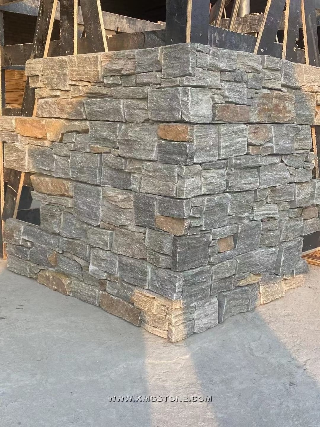 Green quartzite stack stone and wall stone cladding facade tiles suppliers