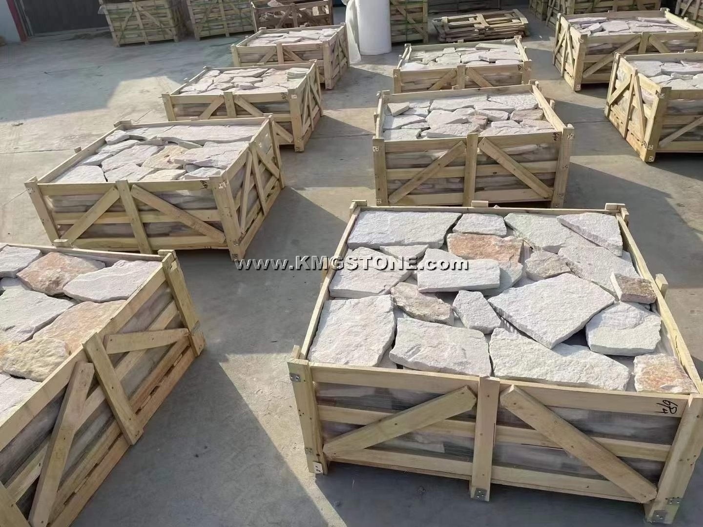 Wholesale cheap natural irregular beige  flagstone outdoor paving stone