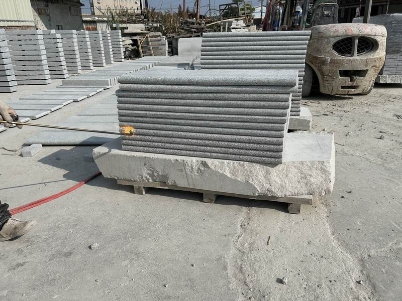 Competitively Priced Natural Stone Granite Slabs for Outdoor Flooring Curbstone