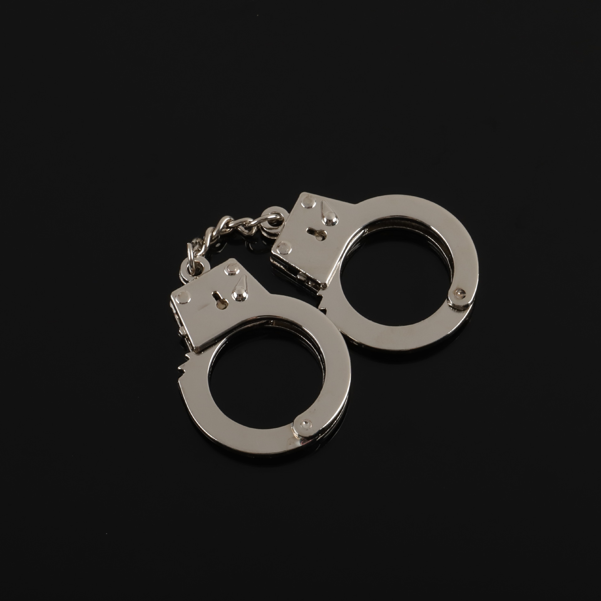 Creative Gift Thumb Toy Metal Bag charm Pendant Zinc Alloy Leisure Entertainment Mini Simulation Handcuffs Metal Key chains Toys