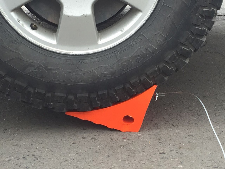 Pickup Truck Trailer Car Stopper Wheel Tyre Wedge Polyurethane Urethane Wheel Chock With Rope Orange Yellow LightWeight UWC05