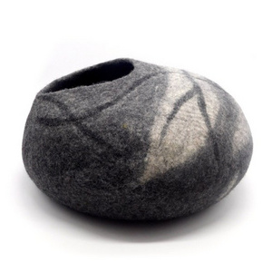 Felt cat cave - Wool felt round cat bed - Soft and Cozy pet bed - Pure wool of New Zealand - Made in Nepal- Handmade