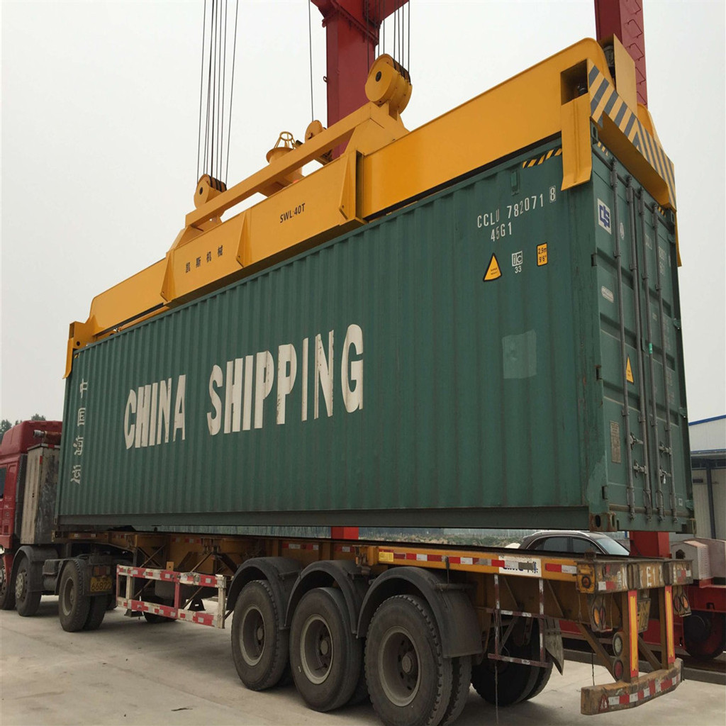 Adjustable container lifting spreader beam