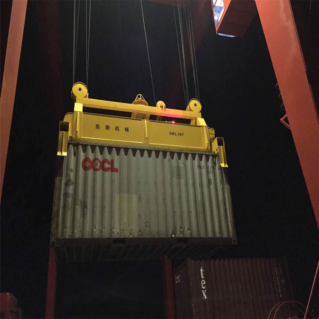 Adjustable container lifting spreader beam