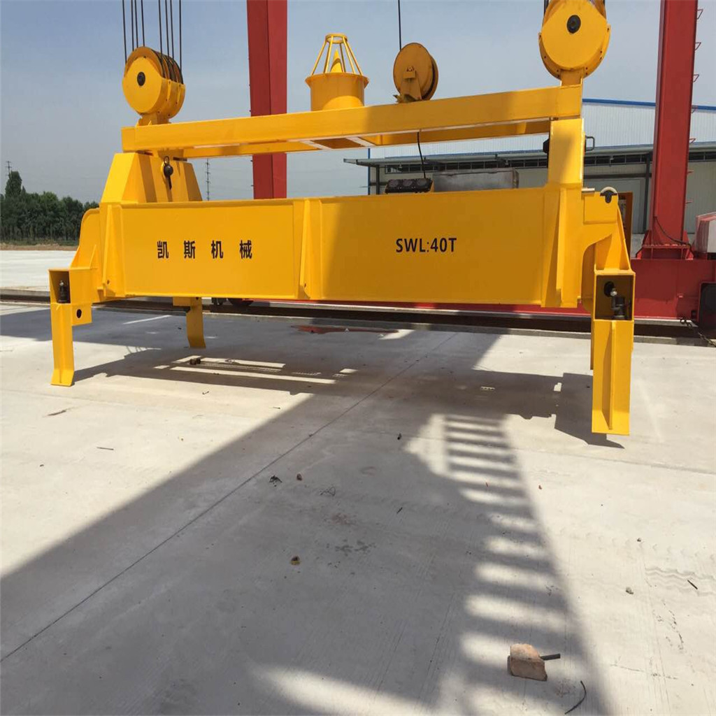 Adjustable container lifting spreader beam