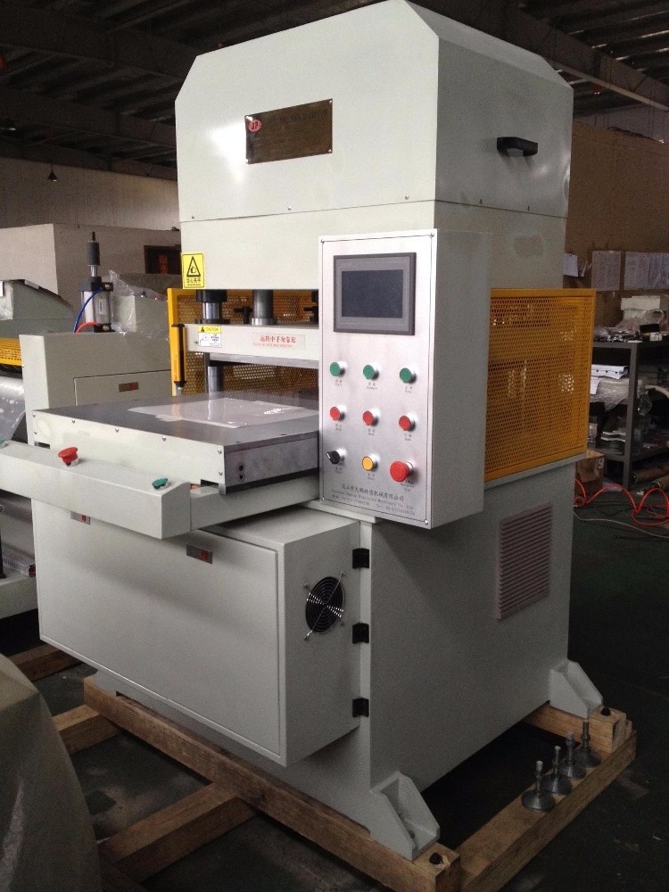 Flatbed semi-automatic die cutting and creasing machine