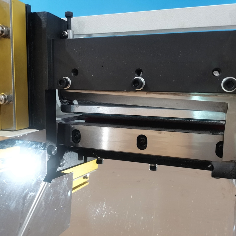 Chinese automatic medical gauze roller cutting machine