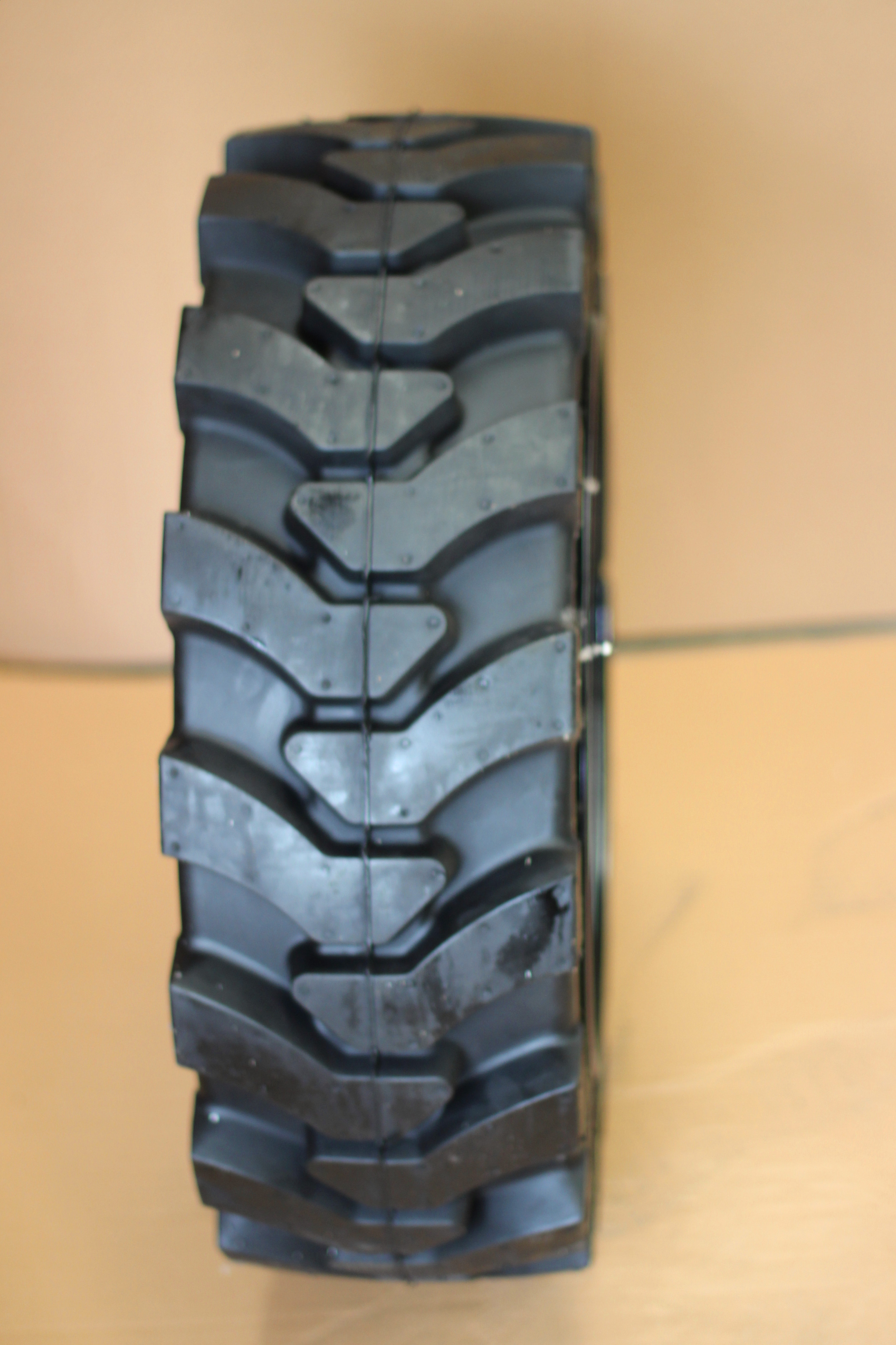 China Manufacturer   Skid Steer Tire Skid Steer Loader Tires 23X8.5-12 27X12-15 27X8.5-15 Size Solid Rubber Tires From