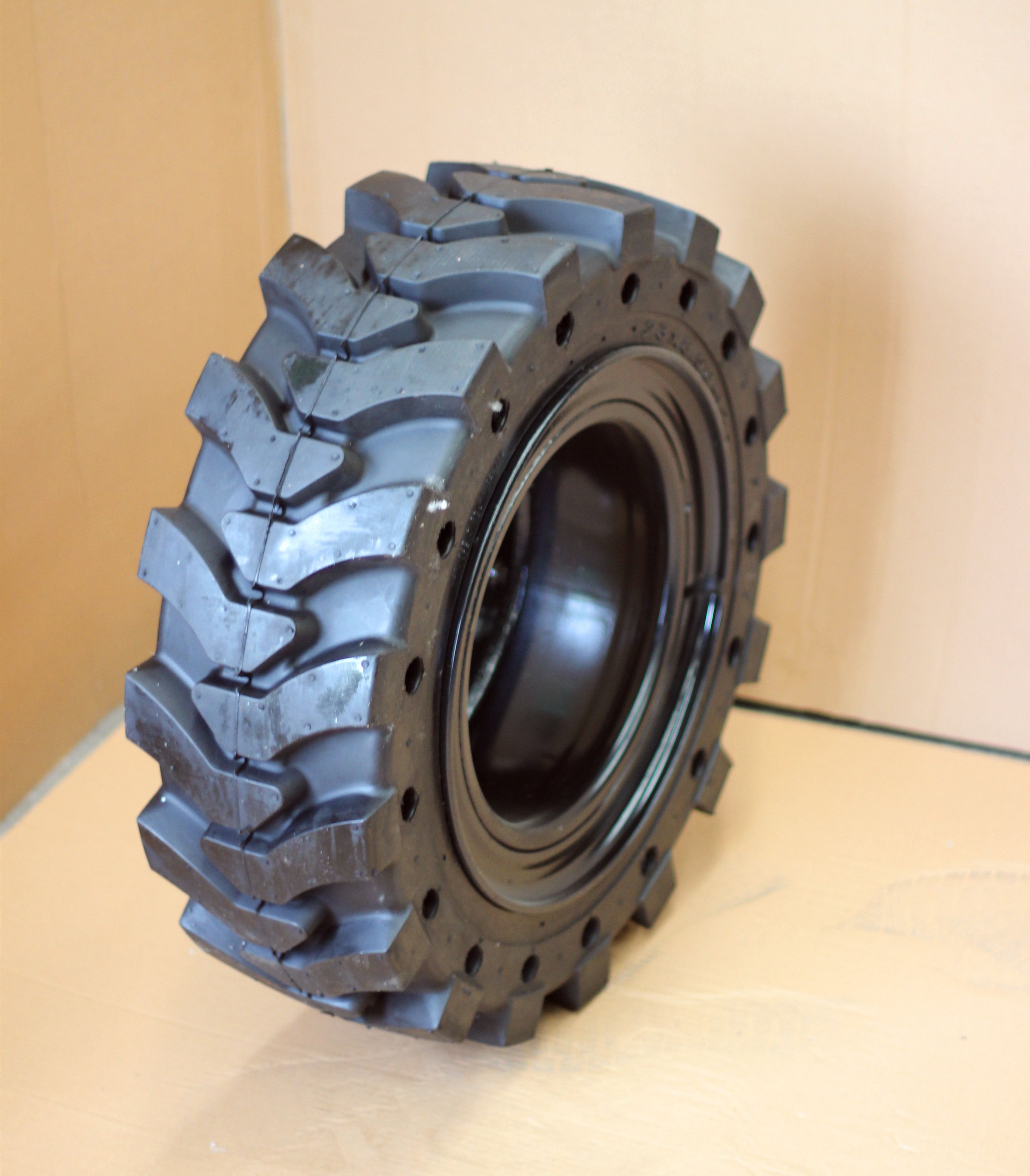 China Manufacturer   Skid Steer Tire Skid Steer Loader Tires 23X8.5-12 27X12-15 27X8.5-15 Size Solid Rubber Tires From