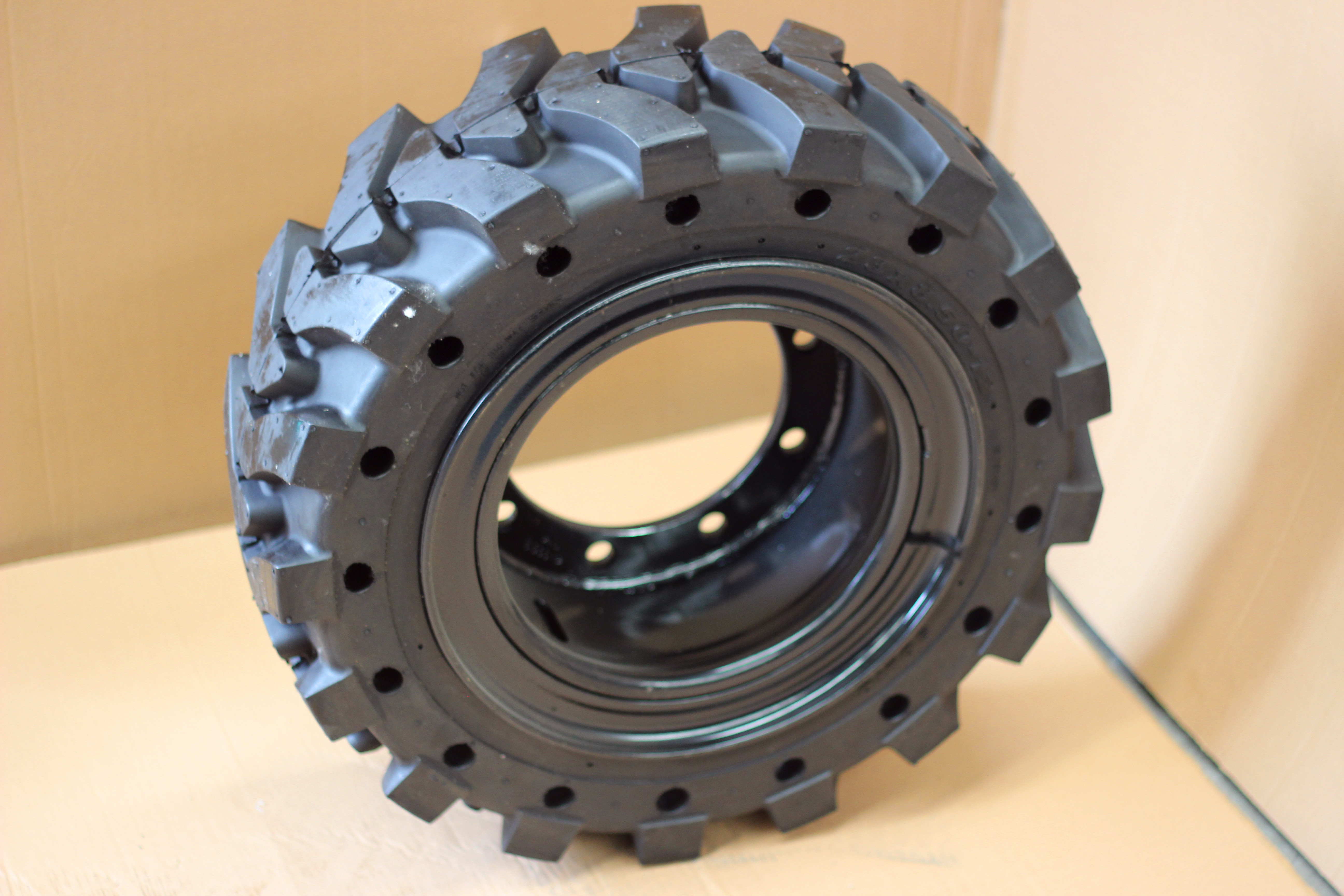 China Manufacturer   Skid Steer Tire Skid Steer Loader Tires 23X8.5-12 27X12-15 27X8.5-15 Size Solid Rubber Tires From