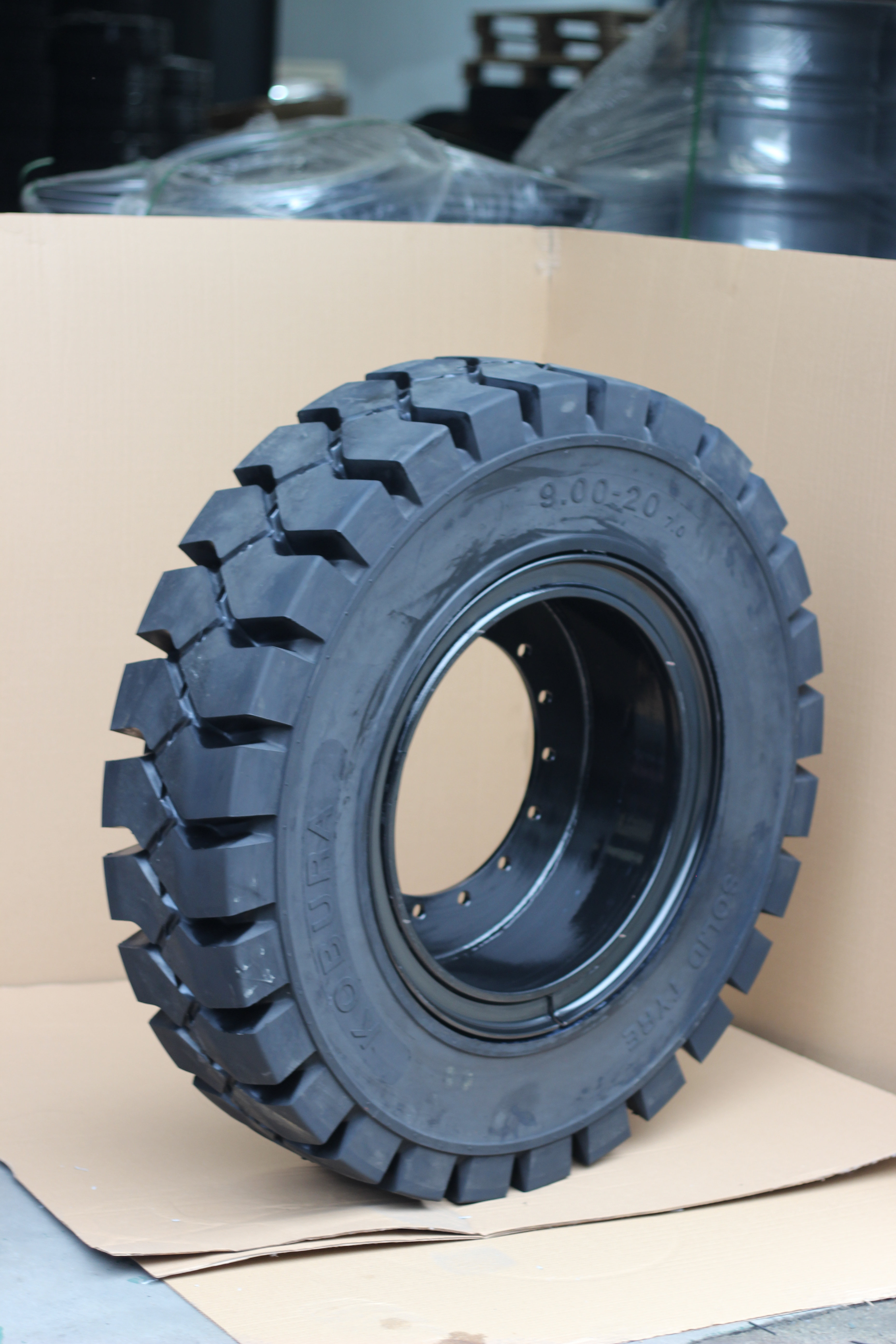 9.00-20 10.00-20 11.00-20 12.00-20 Rubber Solid Tire For Forklift Heavy Trucks Trailers